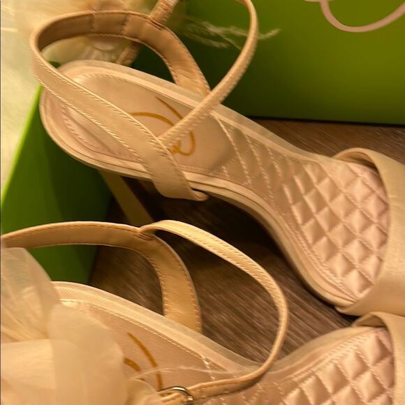 Leana Floral Strap Sandal NIB Dressy Perfection with Feminine Flair - Picture 3 of 10